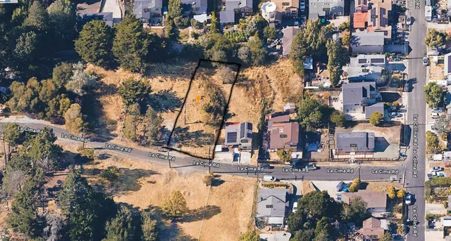 a view of a yard in front of a house