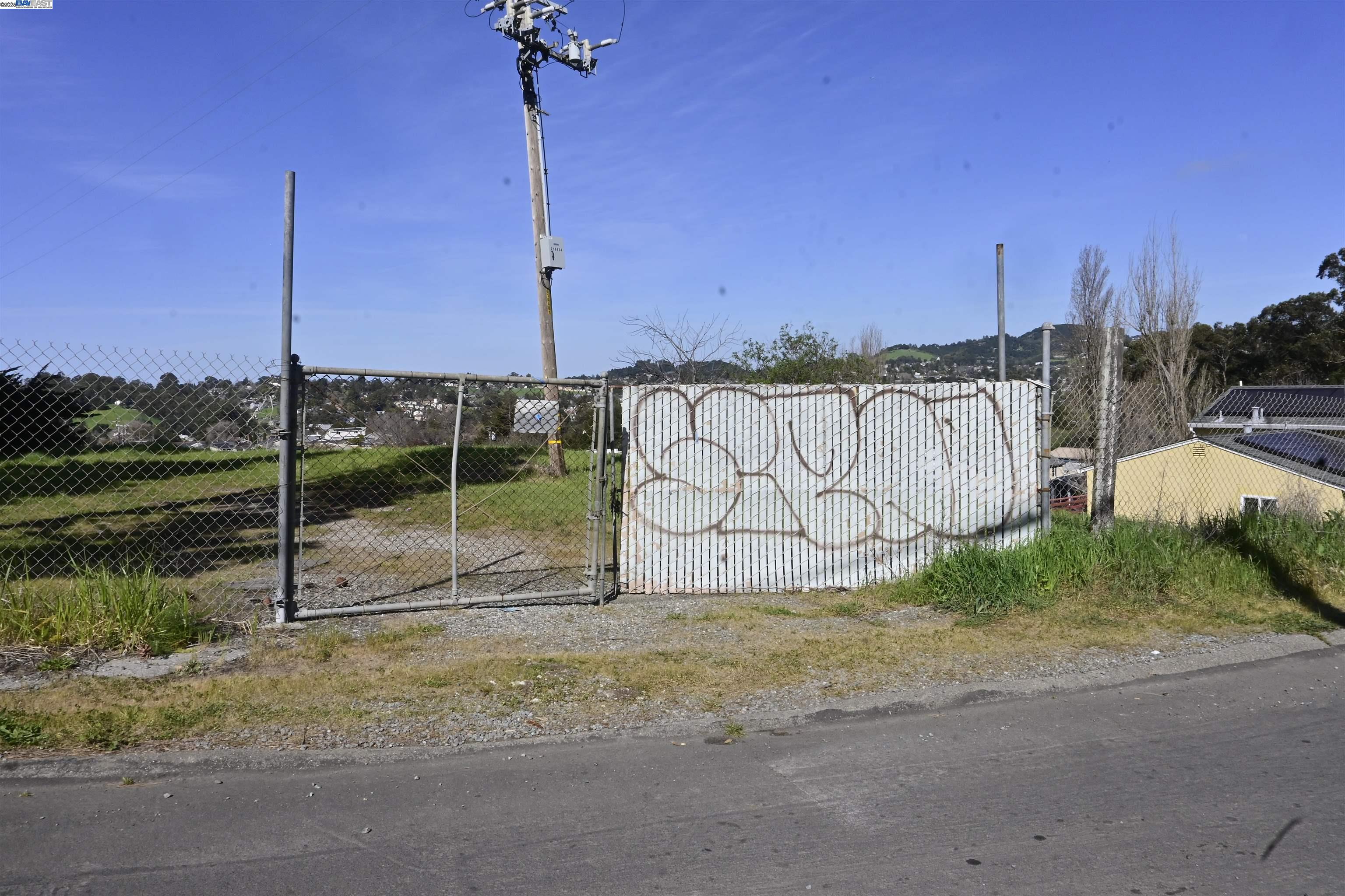3944 La Cima Road El Sobrante, CA 94803 - Photo 5 of 35 a view of a fence