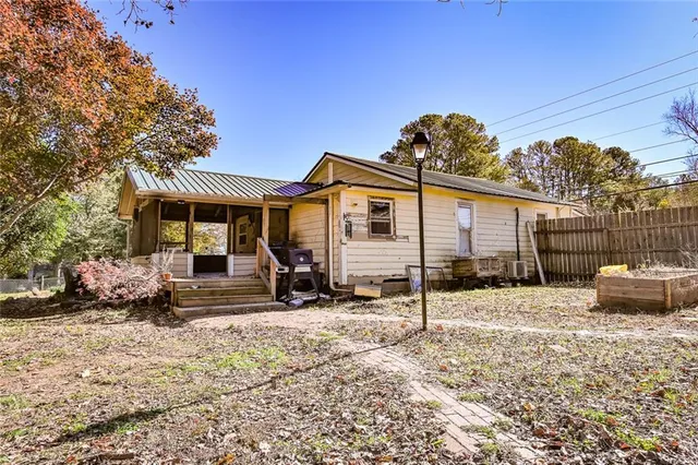 a view of a house with backyard