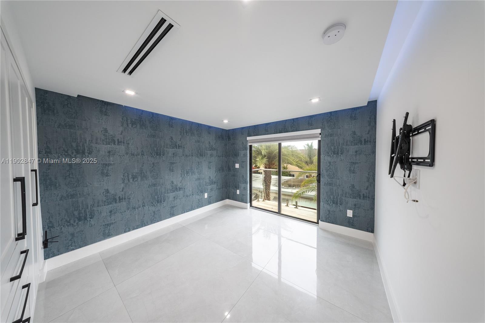 5601 North Ocean Drive Hollywood, FL 33019 - Photo 30 of 78 a view of an empty room with a window