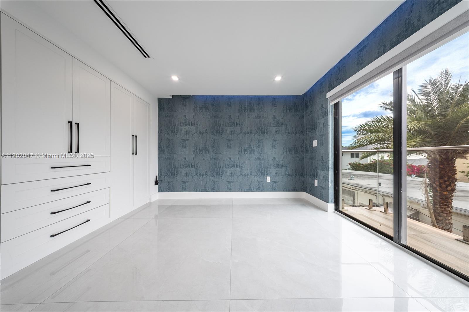 5601 North Ocean Drive Hollywood, FL 33019 - Photo 31 of 78 a view of an empty room with a window