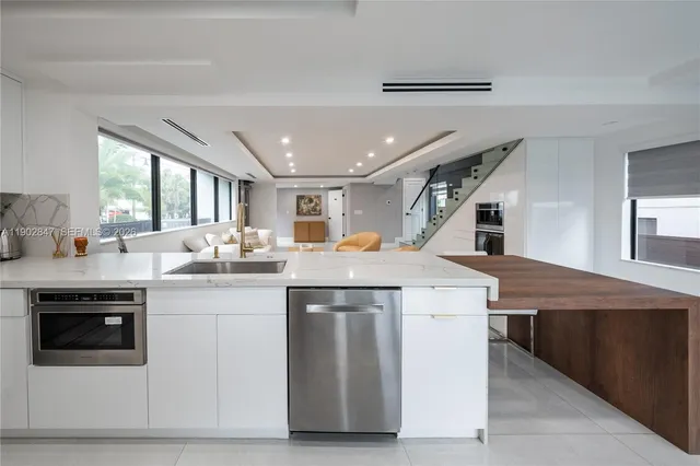 $3,095,000 | 5601 North Ocean Drive, Hollywood, FL 33019