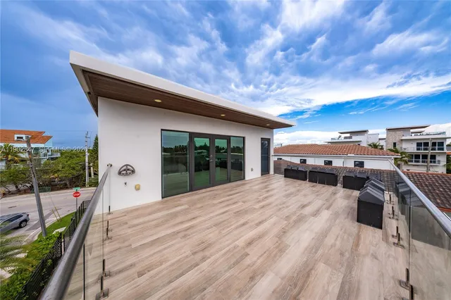 $3,095,000 | 5601 North Ocean Drive, Hollywood, FL 33019