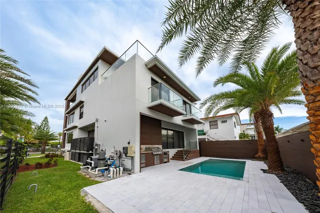 $3,195,000 | 5601 North Ocean Drive, Hollywood, FL 33019