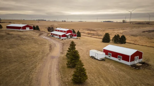 $899,900 | 898 60th Avenue, Beaver Creek, MN 56116