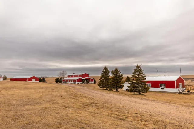 $899,900 | 898 60th Avenue, Beaver Creek, MN 56116