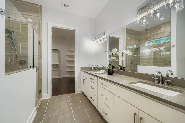 $3,650 | 405 West Croslin Street, Austin, TX 78752