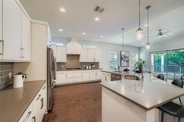 $3,650 | 405 West Croslin Street, Austin, TX 78752