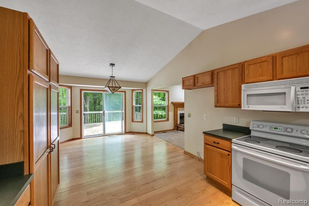 522 South Hacker Road Brighton, MI 48114 - Photo 8 of 21