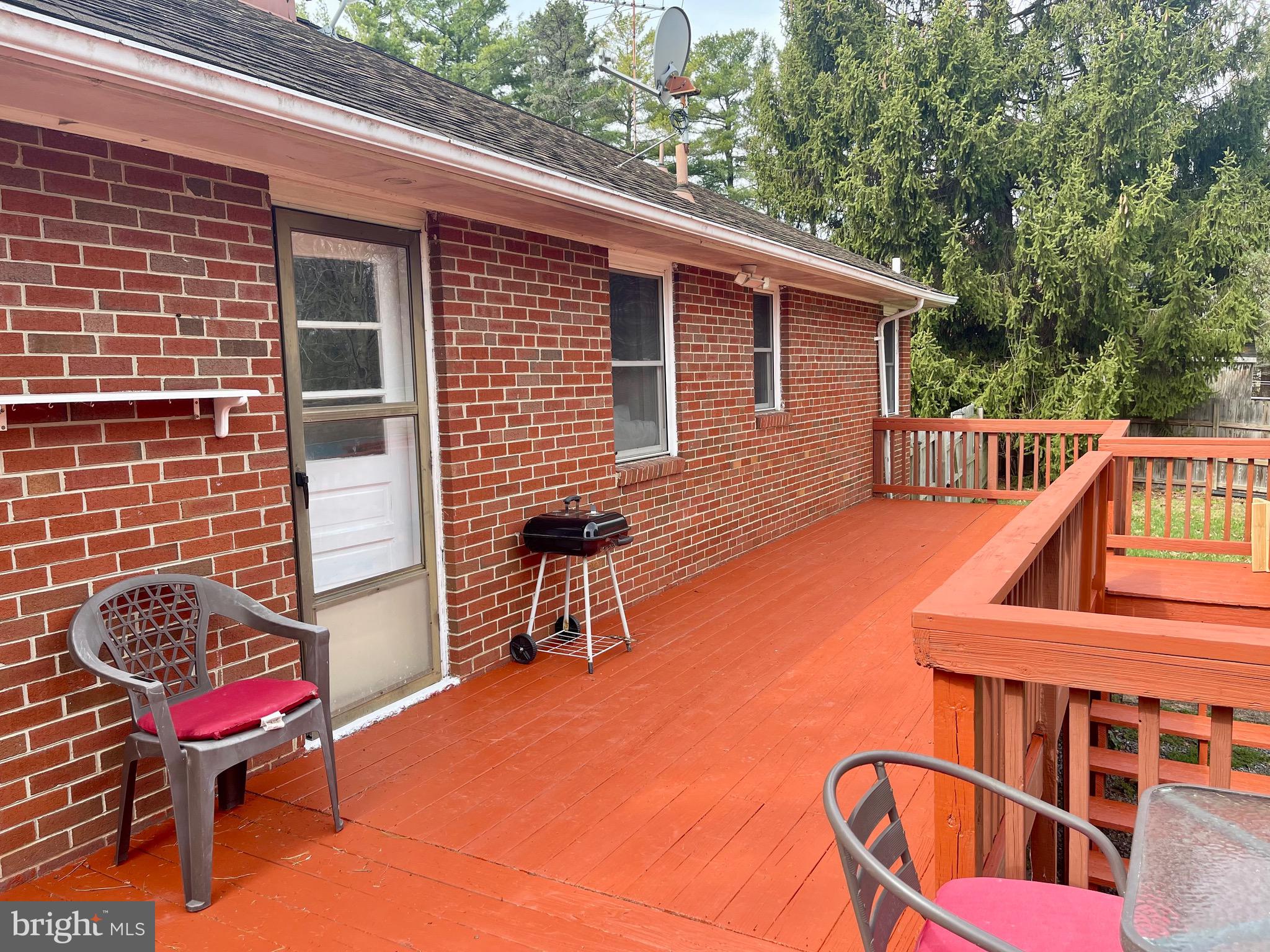 28321 Kemptown Road Damascus, MD 20872 - Photo 31 of 57 a backyard of a house with table and chairs
