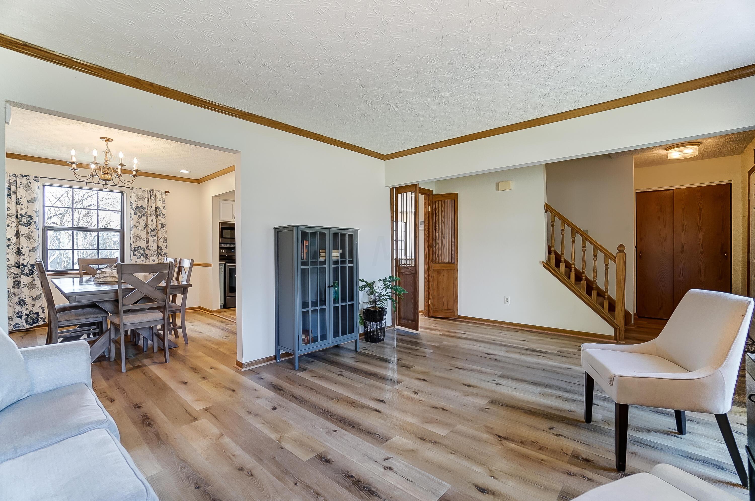 682 South Hempstead Road Westerville, OH 43081 - Photo 8 of 60 Living Room