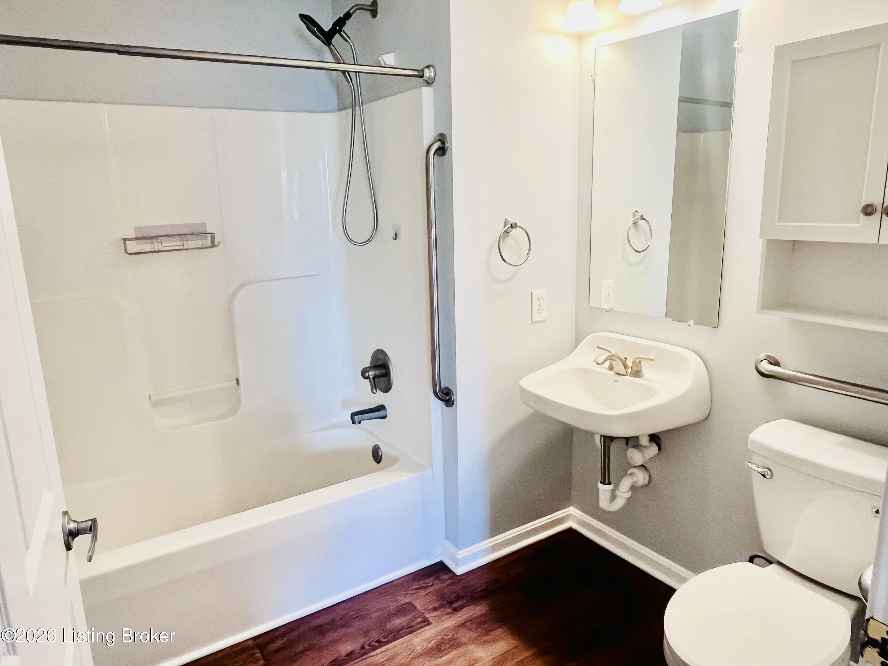 9607 Keeling Ridge Road Louisville, KY 40291 - Photo 19 of 38 Hall bath
