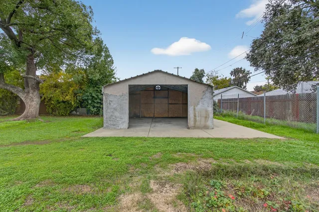 a view of a backyard