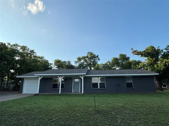 $239,990 | 423 East 5th Street, Bonham, TX 75418