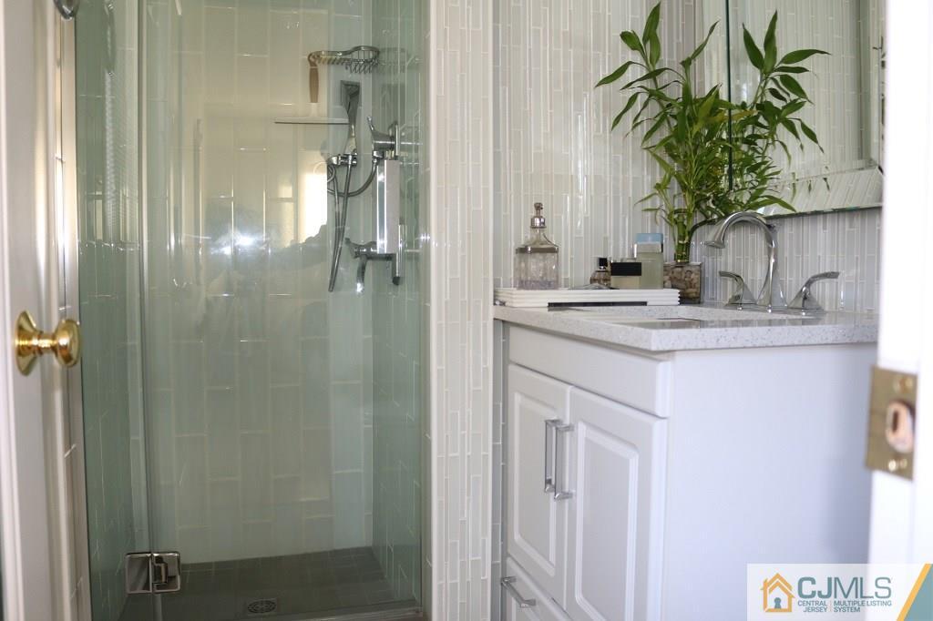 34 Wilk Road Edison, NJ 08837 - Photo 4 of 25 Gallery Image 4