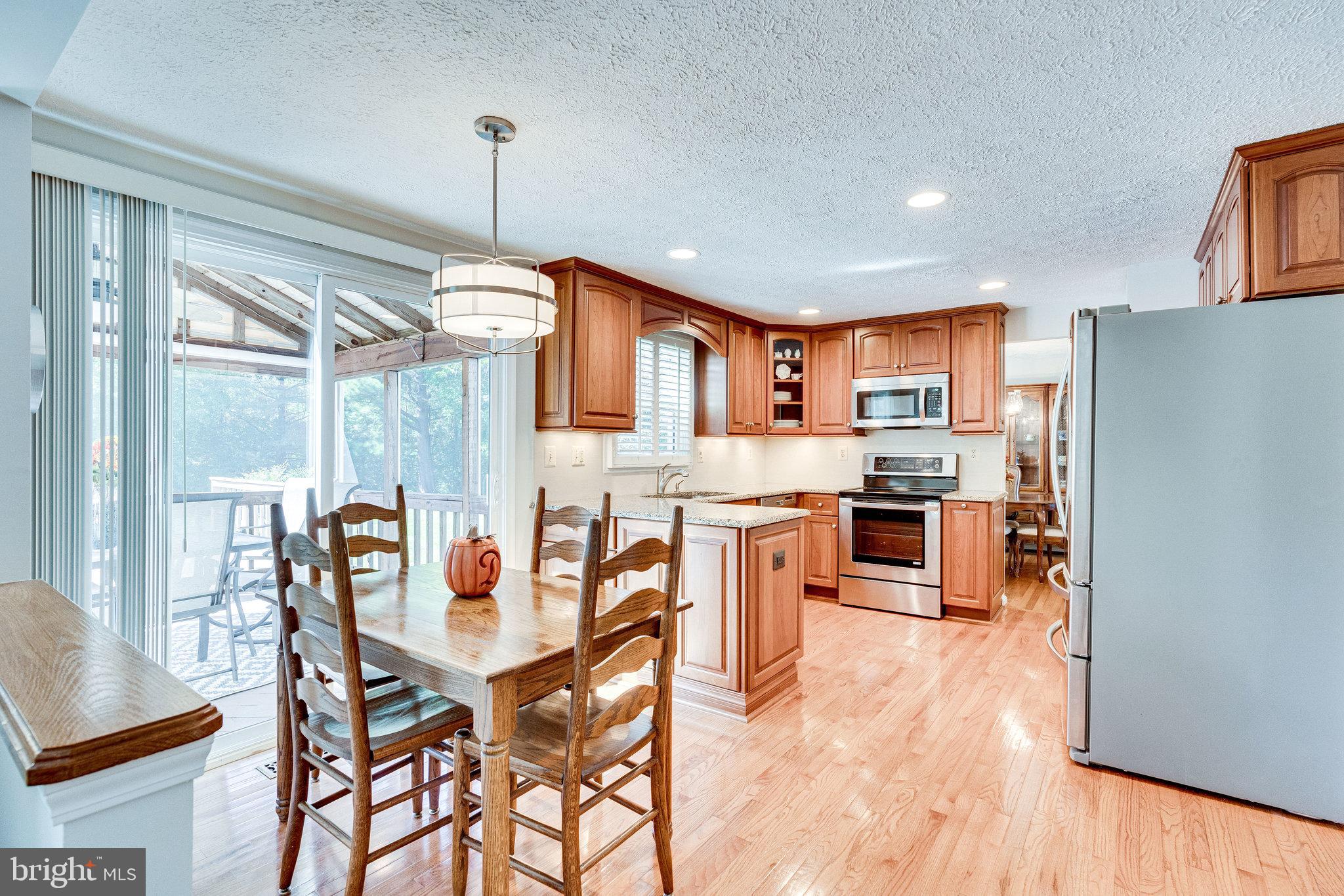 13620 Old Dairy Road Herndon, VA 20171 - Photo 17 of 60 Eat-in Kitchen