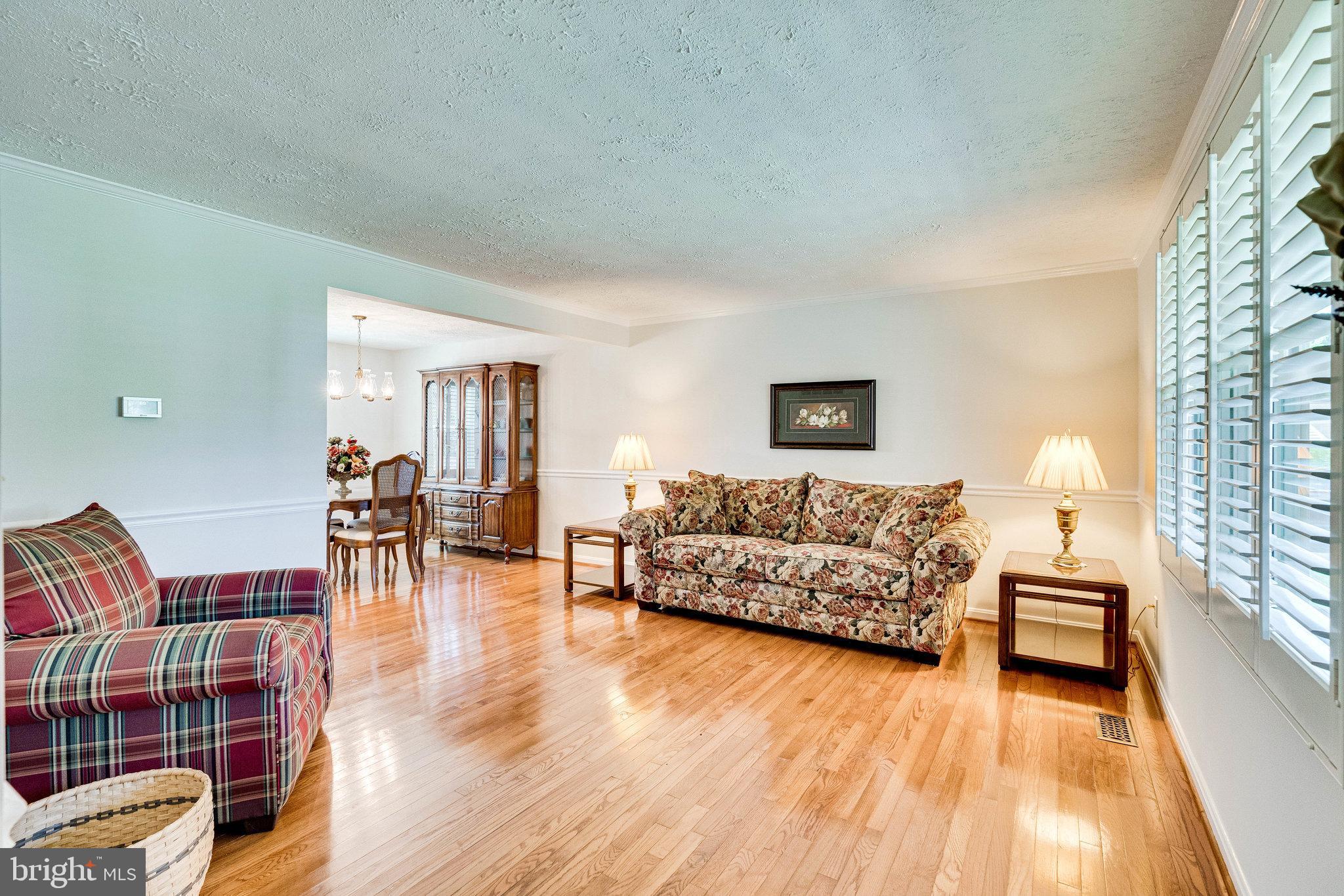 13620 Old Dairy Road Herndon, VA 20171 - Photo 7 of 60 Living Room