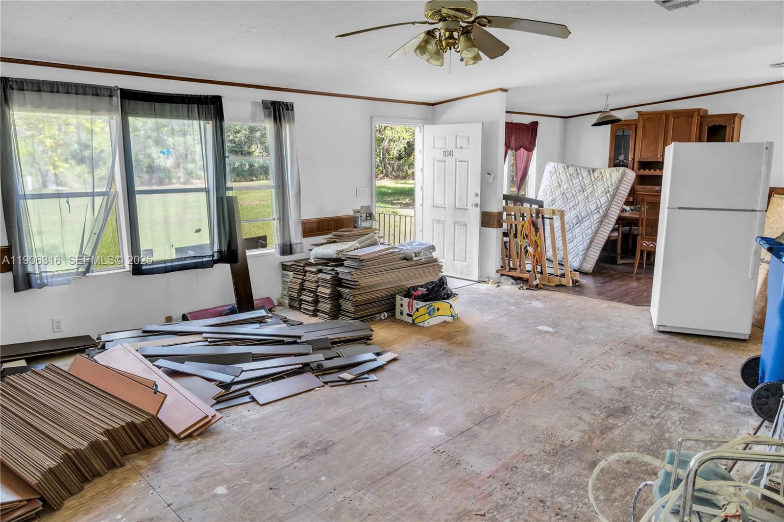 11341 Pruett Road Seffner, FL 33584 - Photo 40 of 50 a room with furniture and a window