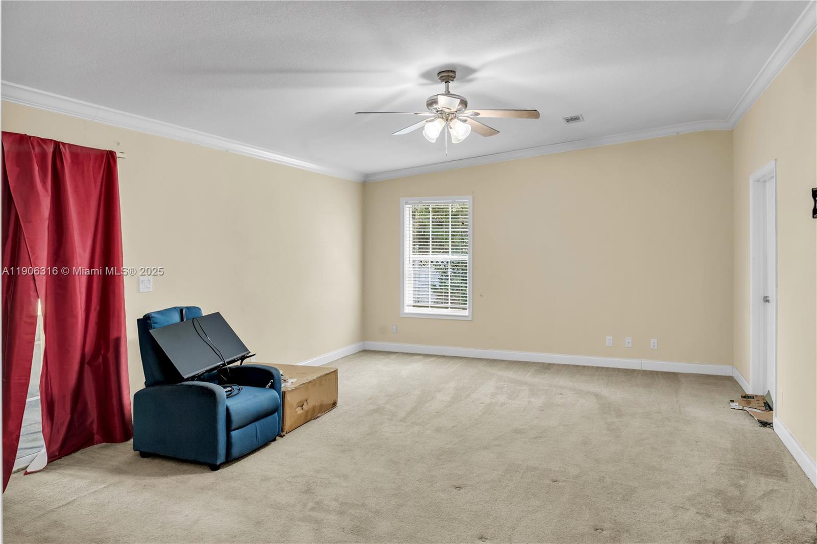 11341 Pruett Road Seffner, FL 33584 - Photo 10 of 50 a living room with furniture and a lamp