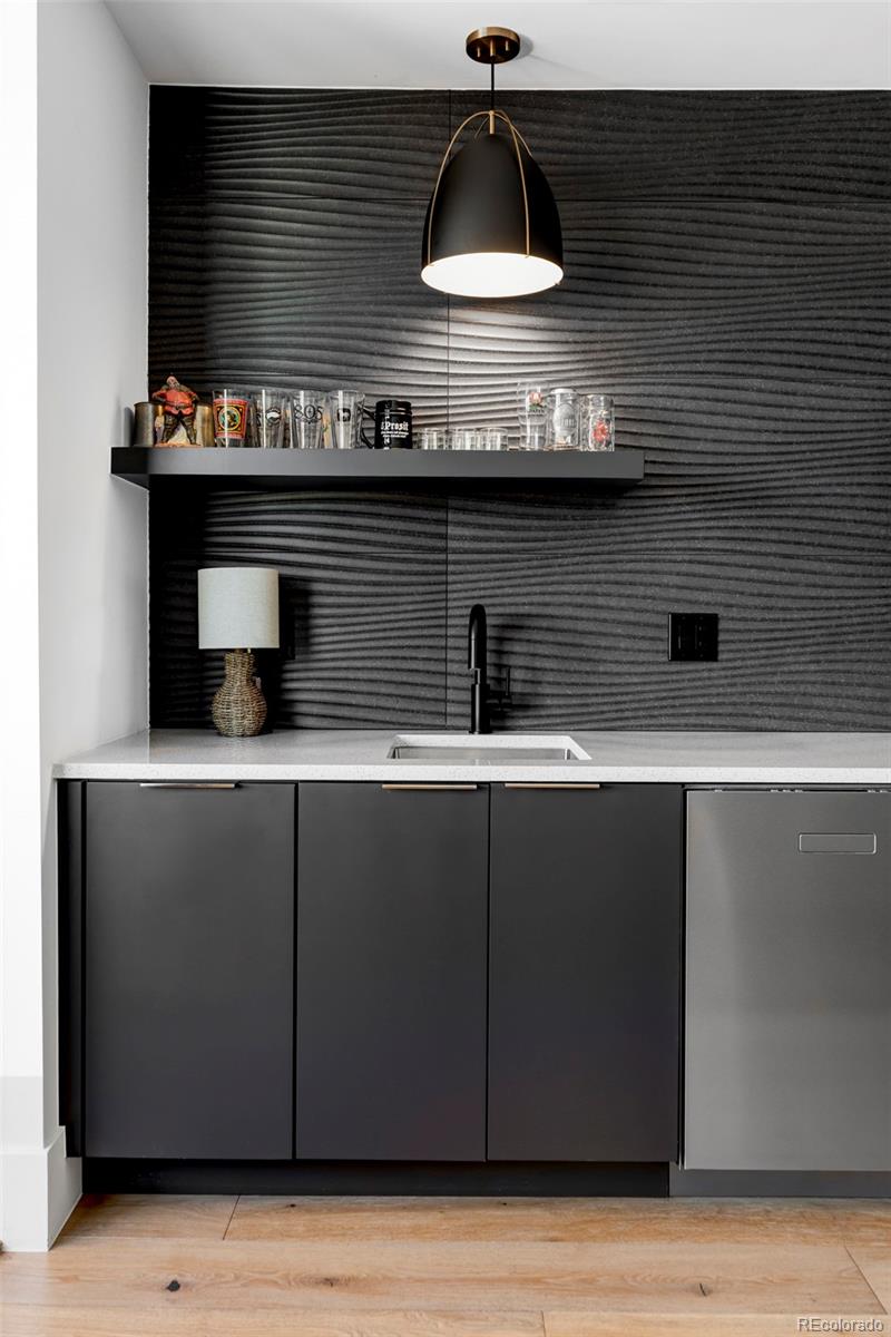 255 Jackson Street Denver, CO 80206 - Photo 20 of 32 a close view of oven