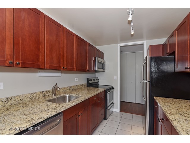 655 West Irving Park Road, Unit 4202 Chicago, IL 60613 - Photo 5 of 11