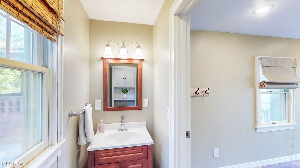 3286 Clarendon Road Cleveland, OH 44118 - Photo 17 of 41 Half bath off mud room.