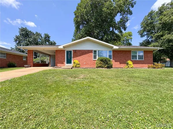 $189,900 | 915 Circle Red Bud Il 62278, Red Bud, IL 62278