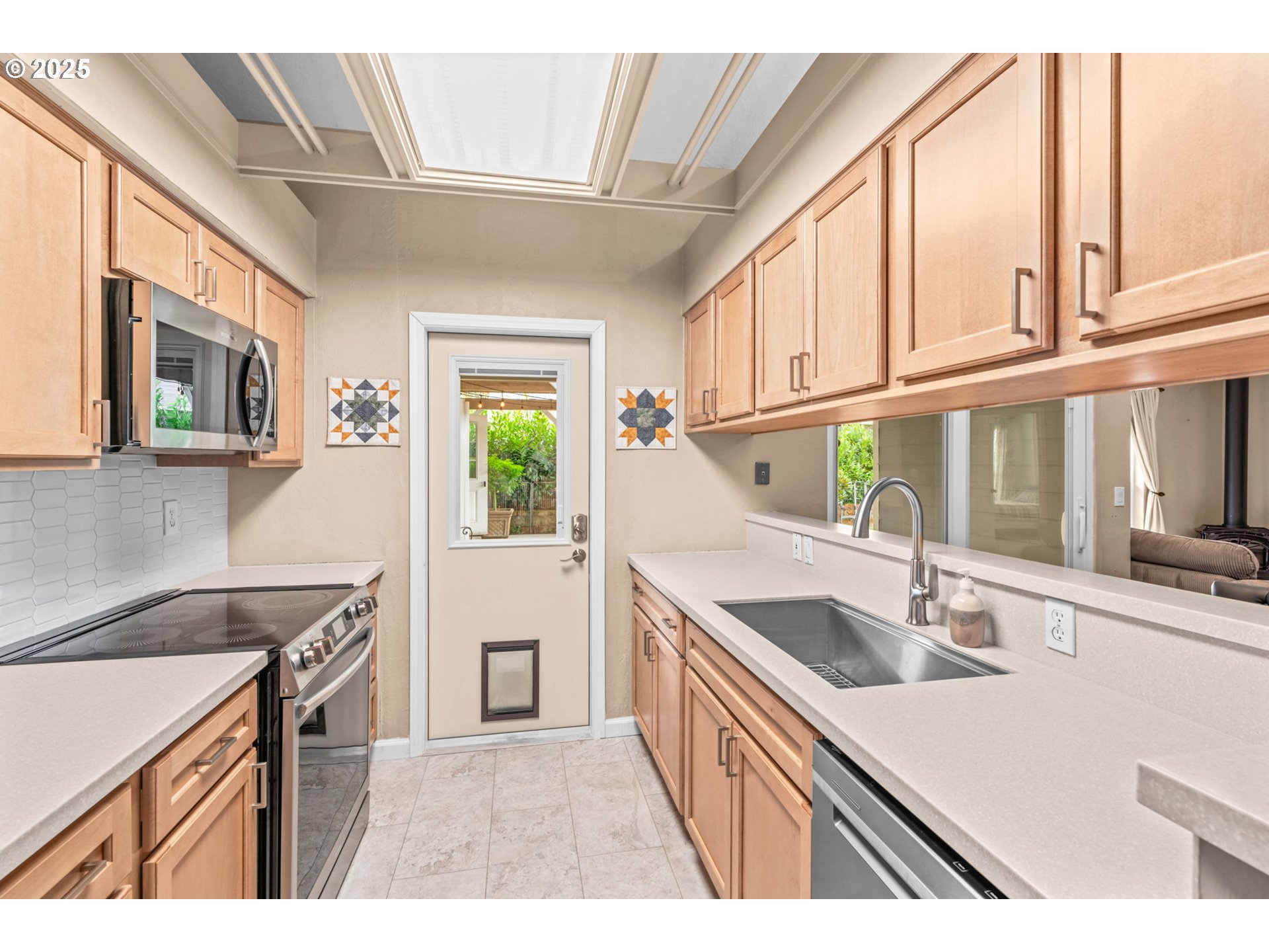 2180 Southeast Madison Street Albany, OR 97322 - Photo 12 of 28 a kitchen that has a sink a stove and a microwave oven
