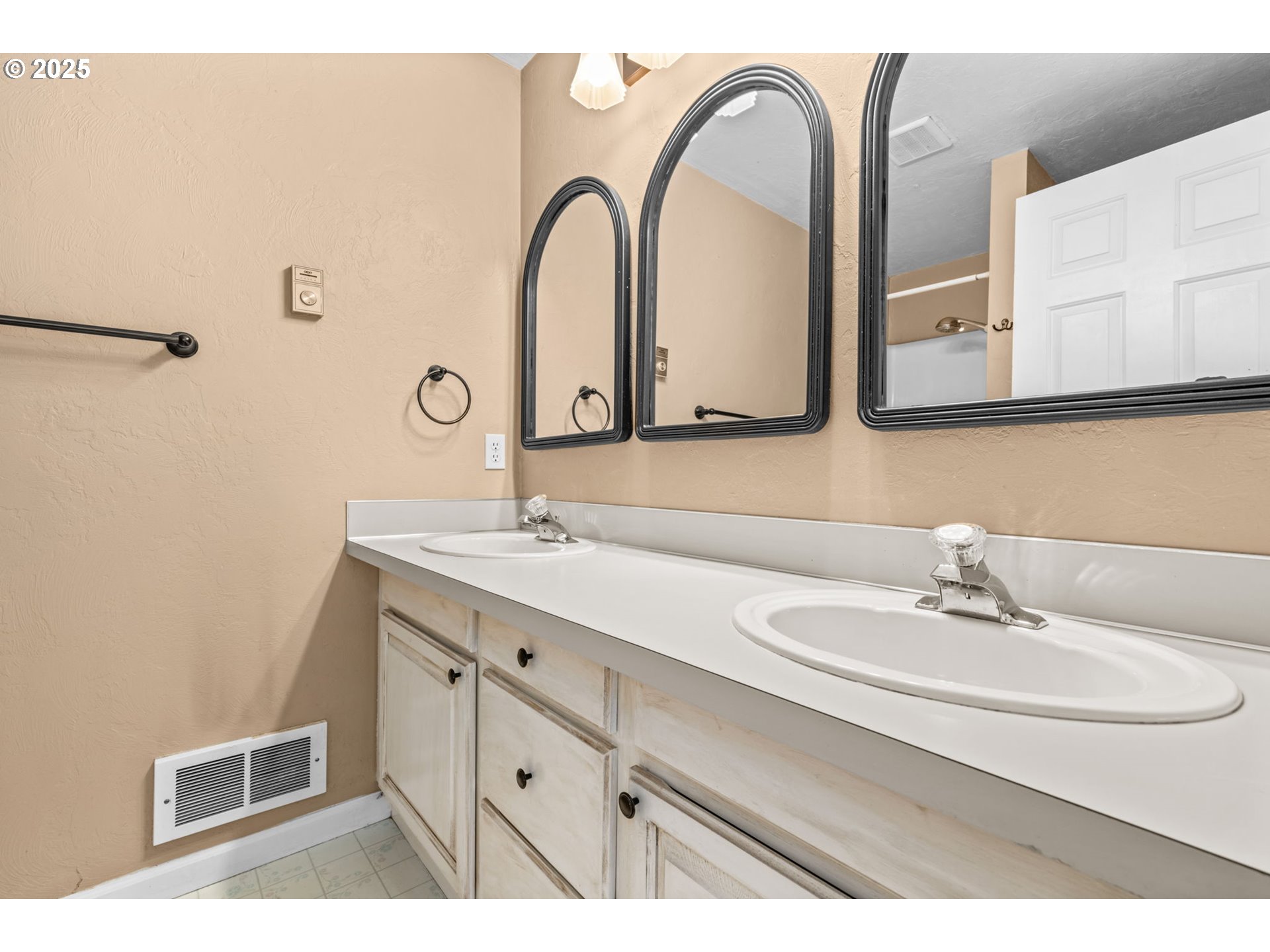 2180 Southeast Madison Street Albany, OR 97322 - Photo 19 of 28 a bathroom with a sink and a mirror