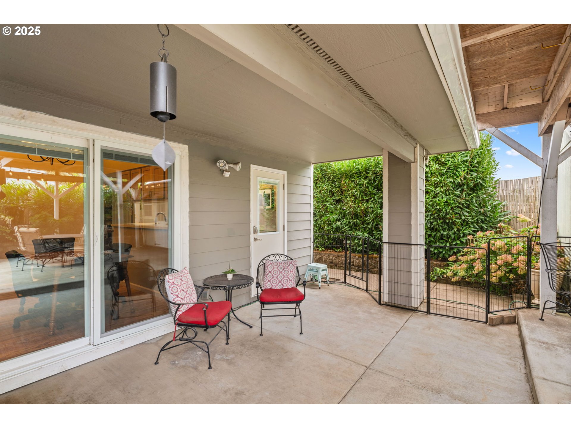 2180 Southeast Madison Street Albany, OR 97322 - Photo 24 of 28 a living room with furniture and a window