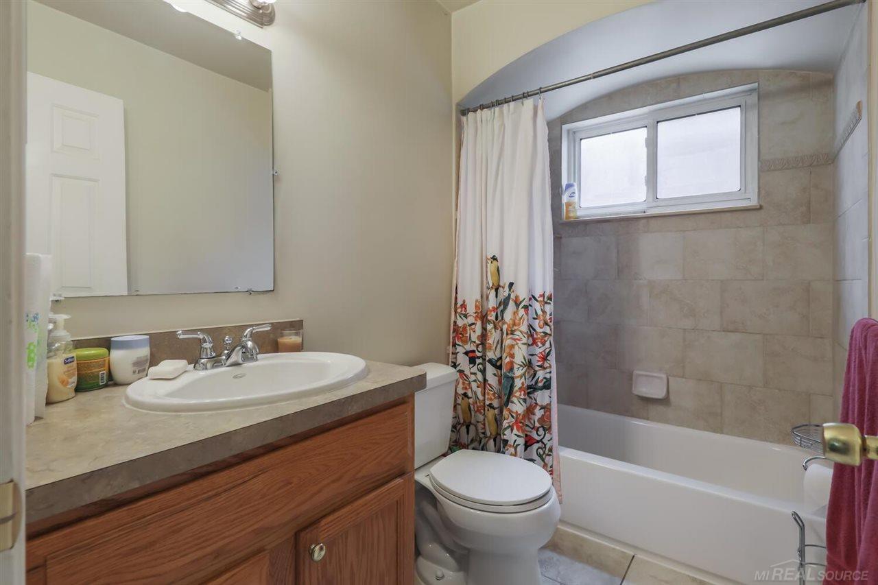 1992 Vernier Road Grosse Pointe, MI 48236 - Photo 15 of 33 50044090-14.JPG