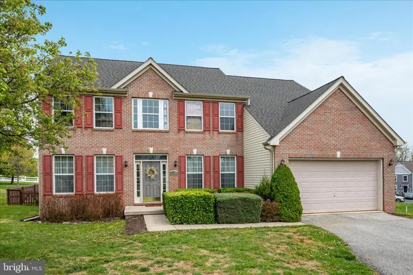 a view of a house with backyard and porch