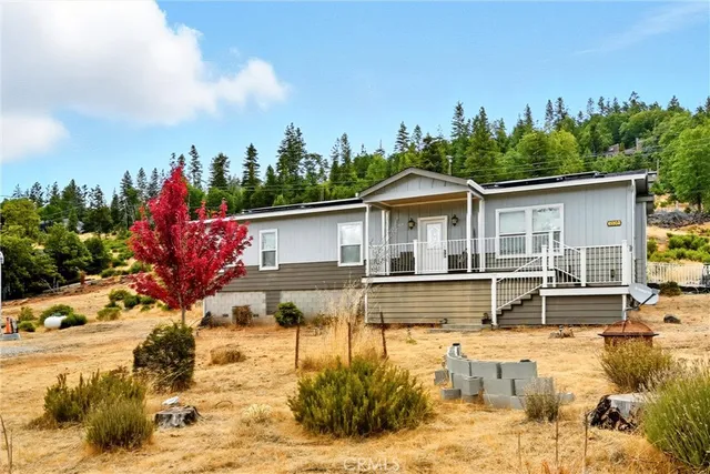 a view of a house with backyard