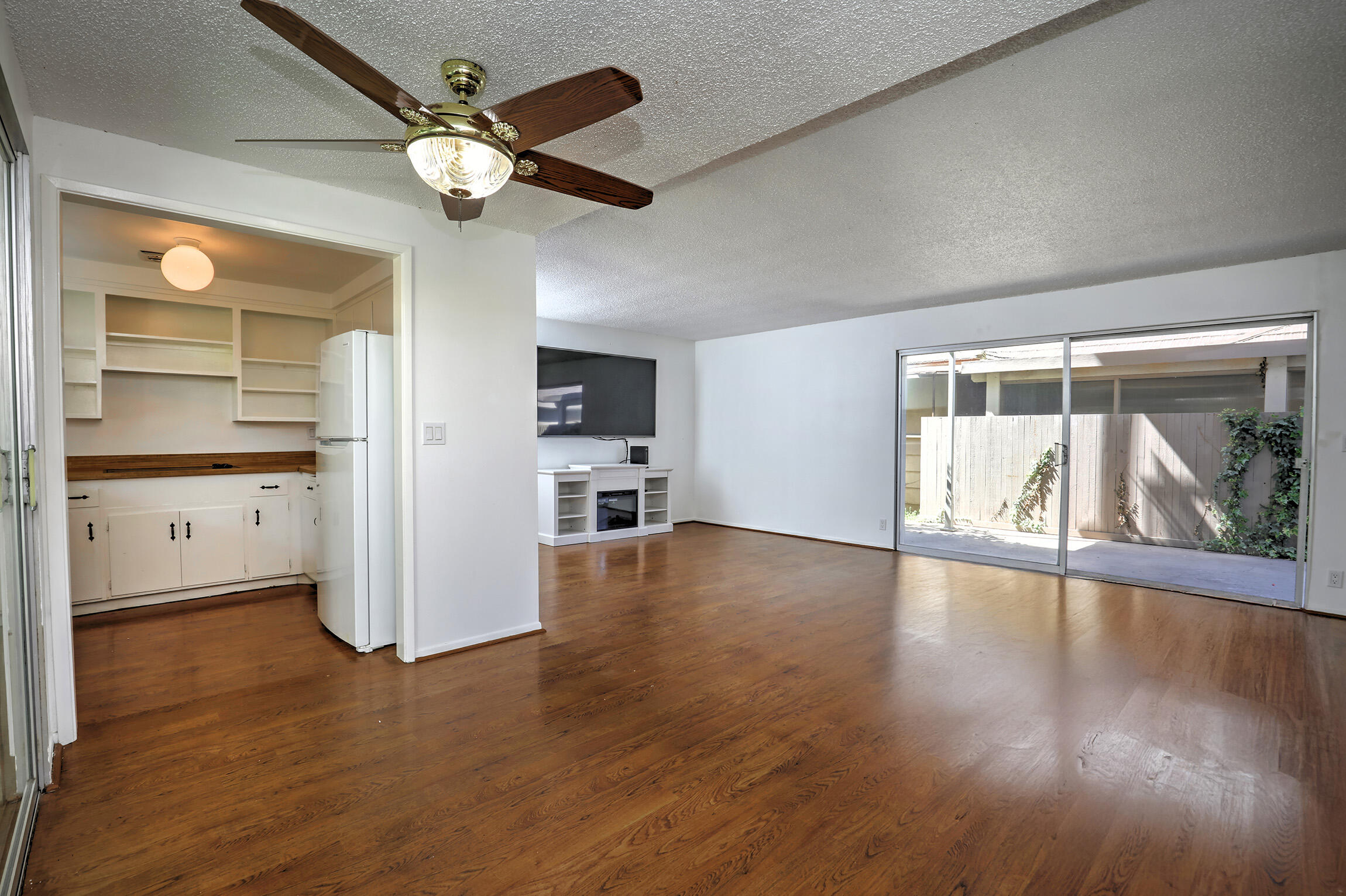 5722 Encina Road, Unit 3 Goleta, CA 93117 - Photo 3 of 18 Spacious Living Room