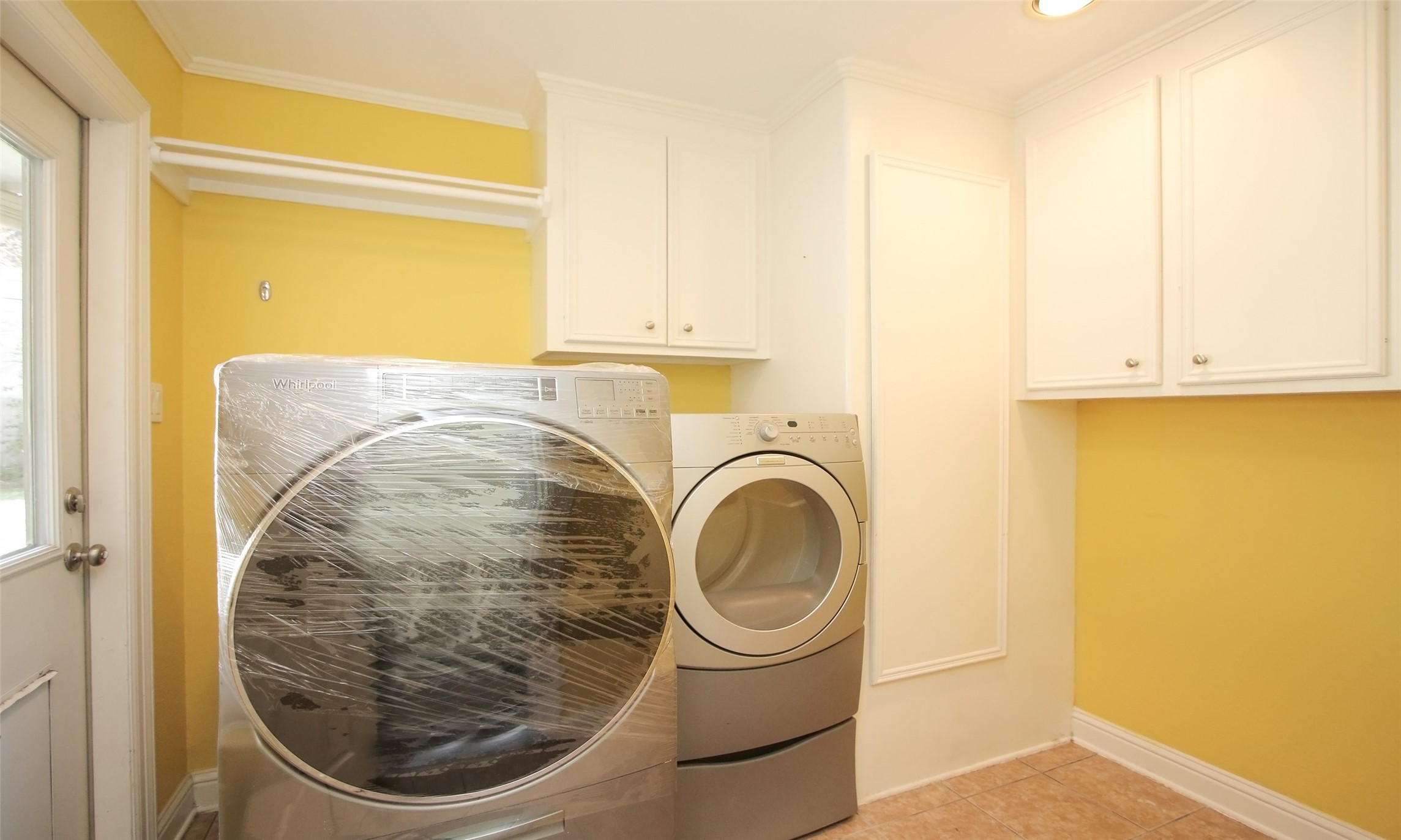 4809 Saxon Street Bellaire, TX 77401 - Photo 18 of 34 a utility room with dryer and washer