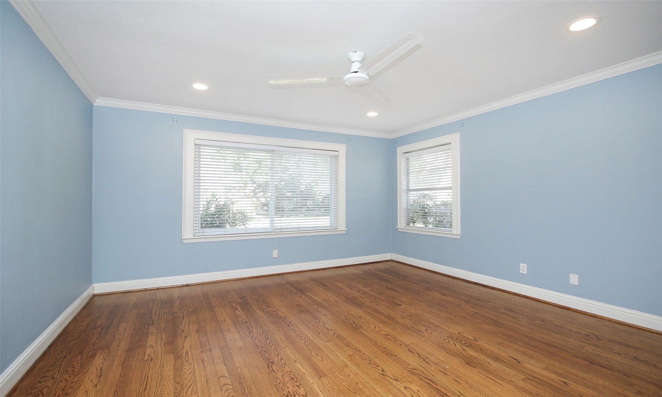 4809 Saxon Street Bellaire, TX 77401 - Photo 22 of 34 an empty room with wooden floor and windows