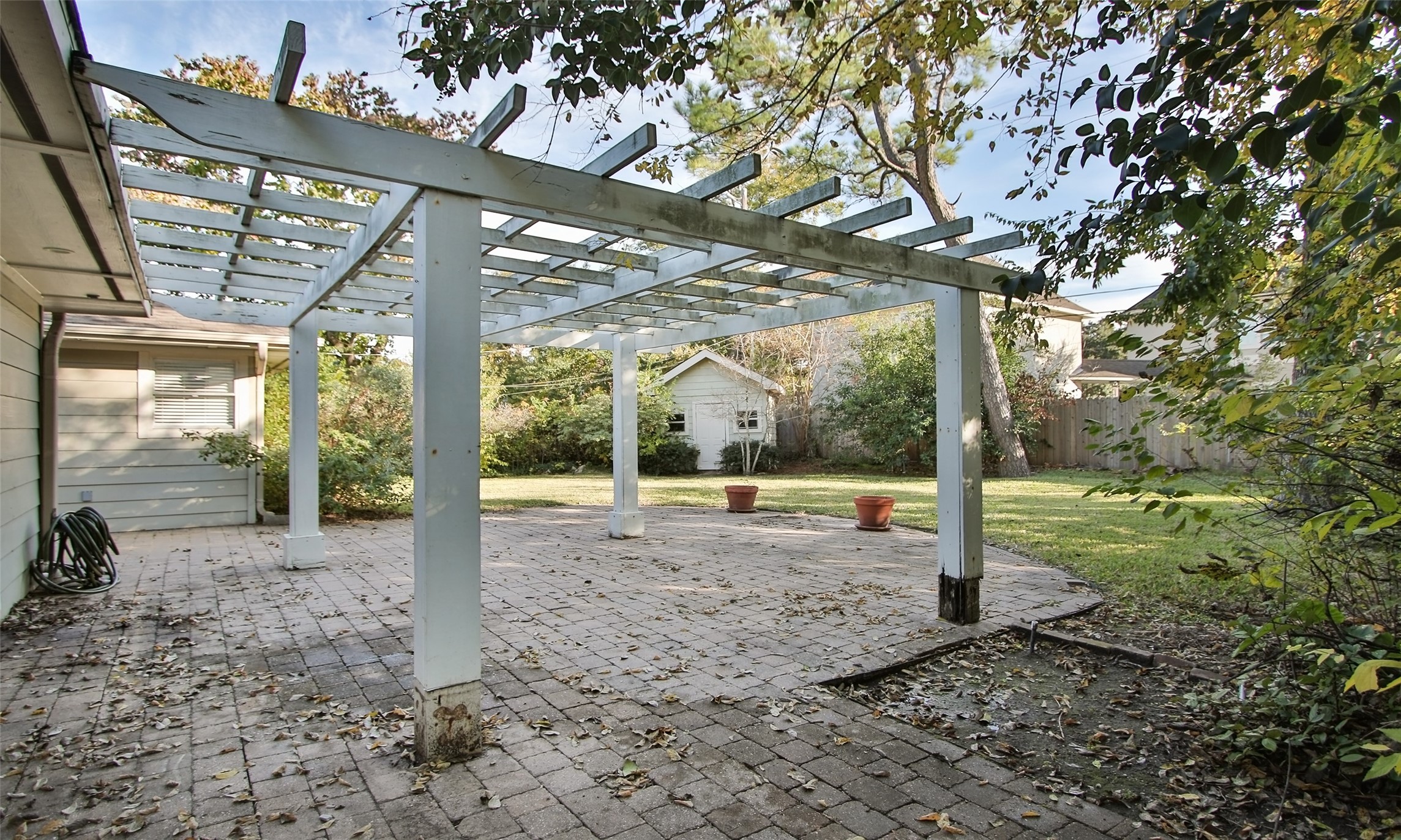 4809 Saxon Street Bellaire, TX 77401 - Photo 29 of 34 a view of a yard with a tree in the background