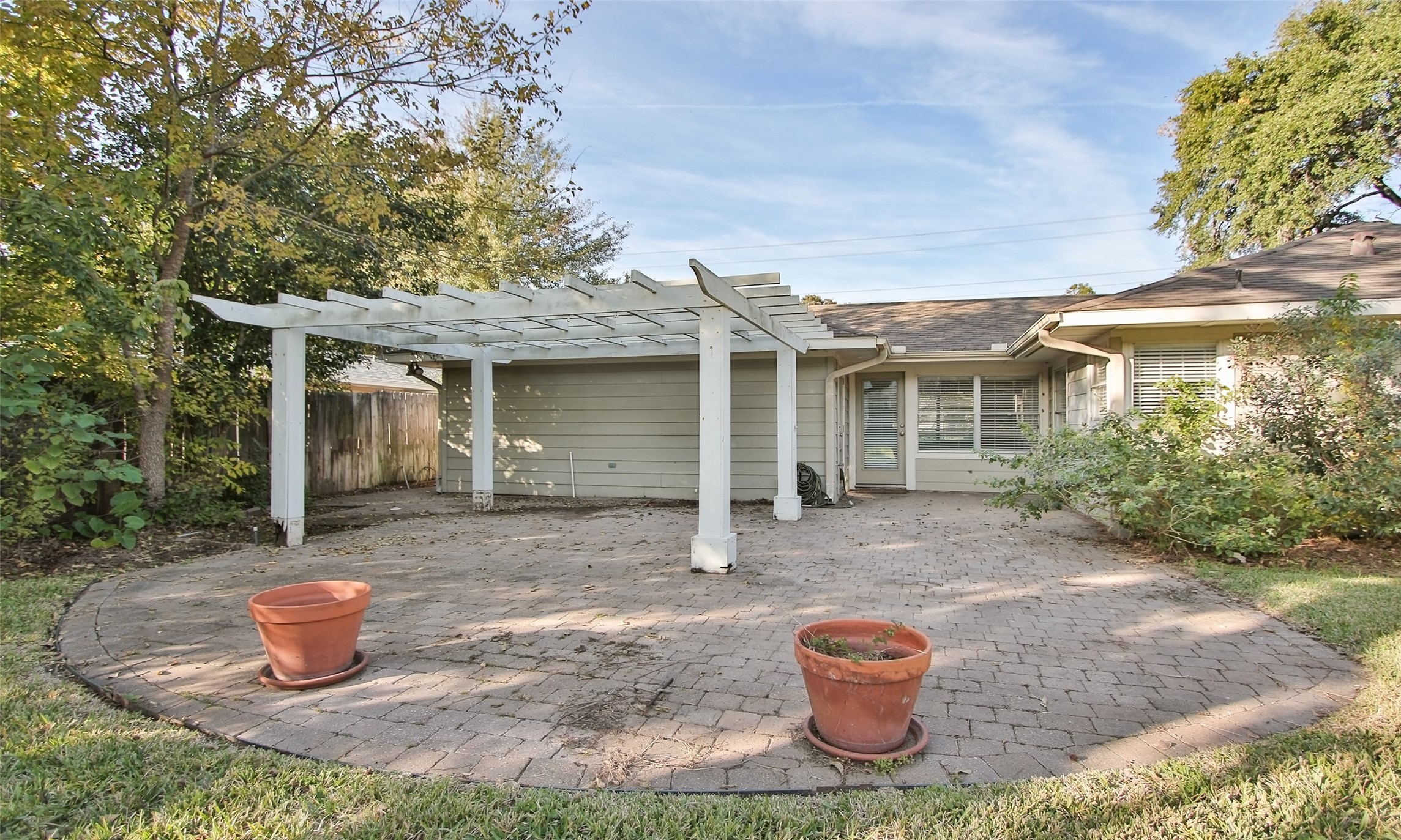 4809 Saxon Street Bellaire, TX 77401 - Photo 31 of 34 a front view of a house with a yard