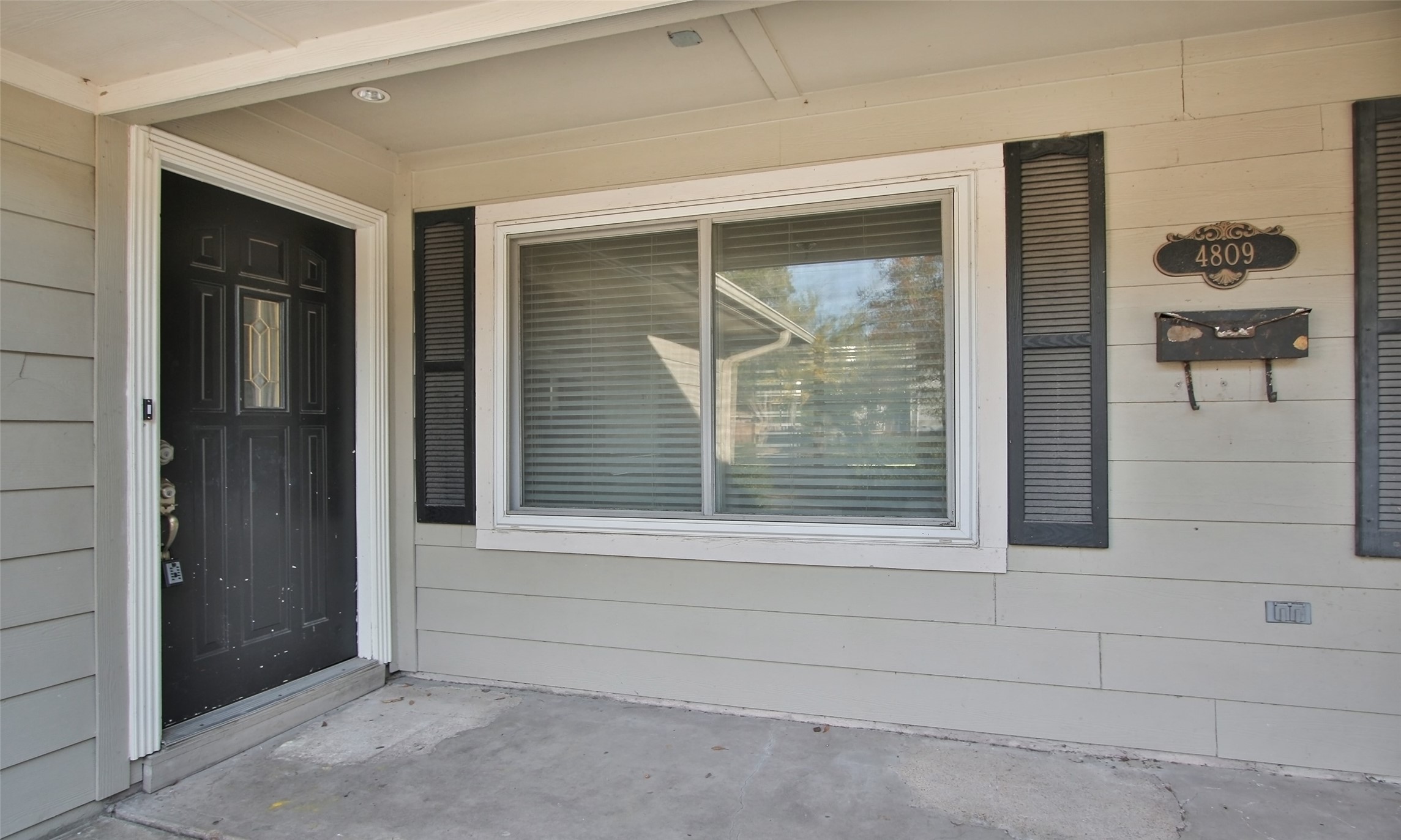 4809 Saxon Street Bellaire, TX 77401 - Photo 4 of 34 a view of front door