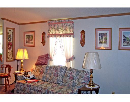 3752 North Hermitage Road, Unit 93 Transfer, PA 16154 - Photo 5 of 12 Living Room.