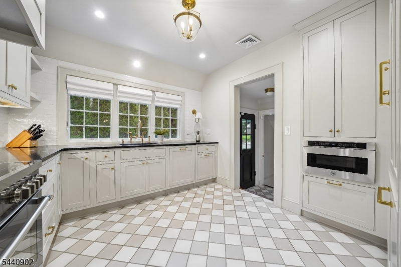 27 Pine Grove Avenue Summit, NJ 07901 - Photo 12 of 37