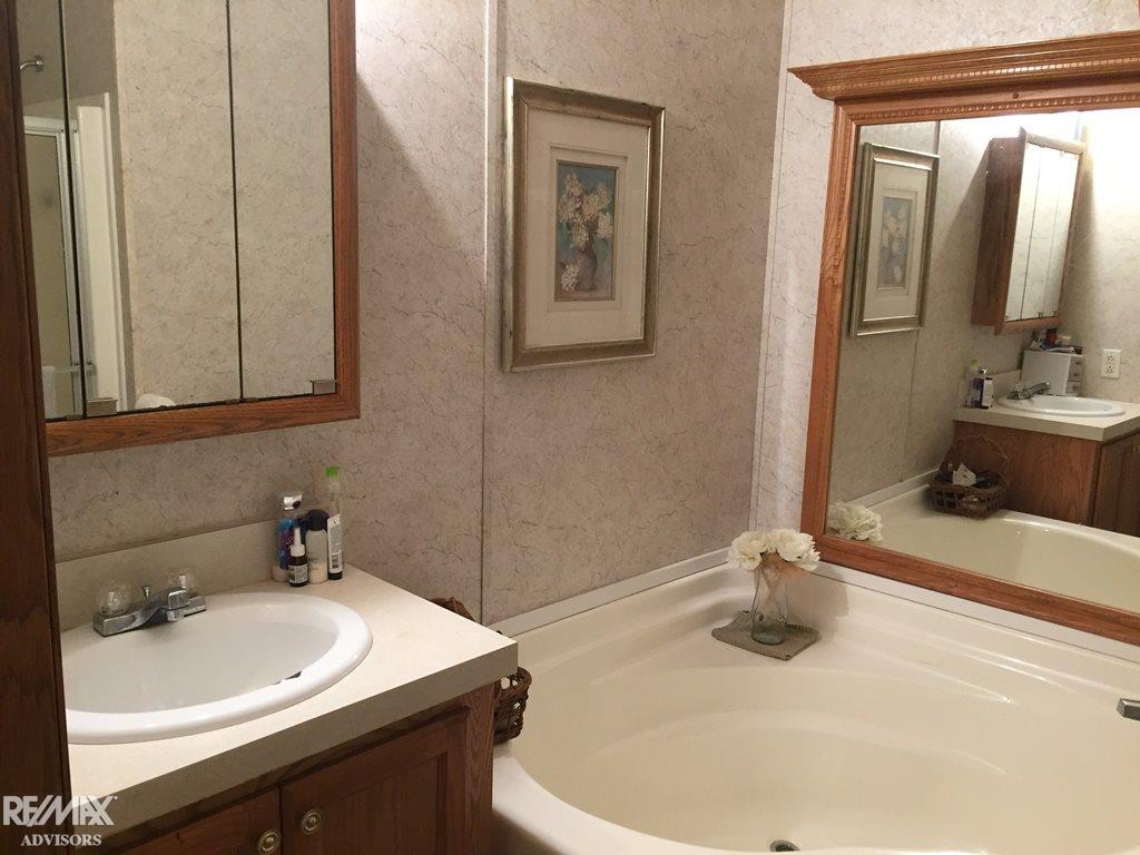 8070 McKinley Road Algonac, MI 48001 - Photo 6 of 22 31308134-5.JPG