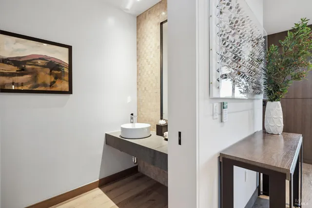 $5,700,000 | 160 Woodlands Drive Southeast, Healdsburg, CA 95448