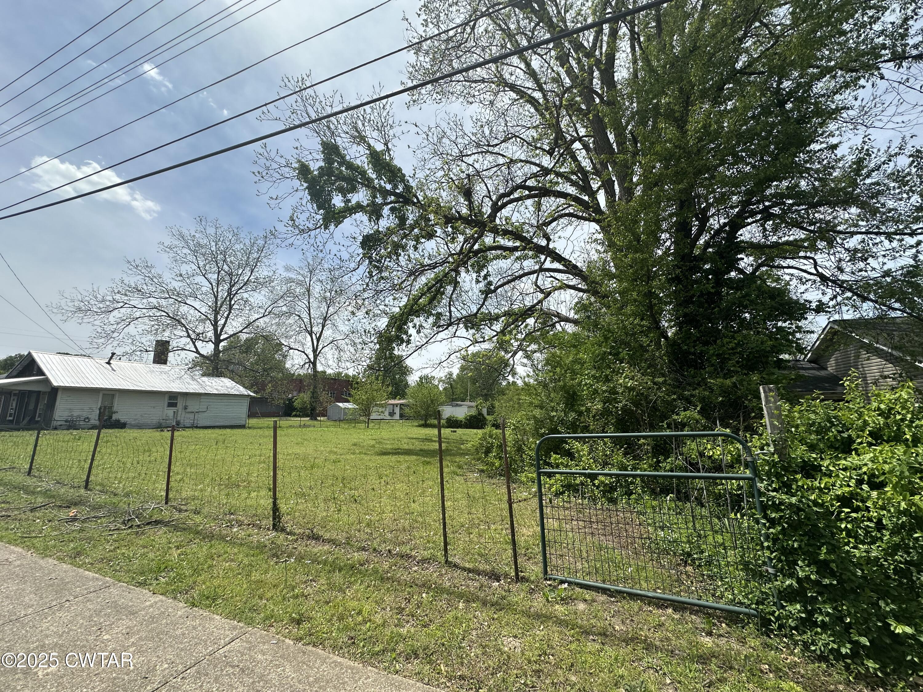 530 North McCombs Street Martin, TN 38237 - Photo 6 of 6 a backyard of a house with table and chairs