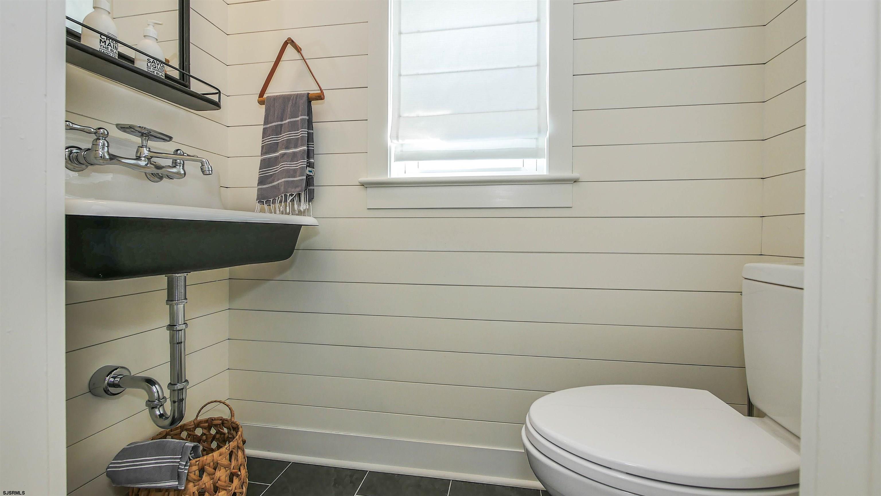 118 Pinnacle Road Ocean City, NJ 08226 - Photo 21 of 49 a bathroom with a toilet and a bathtub