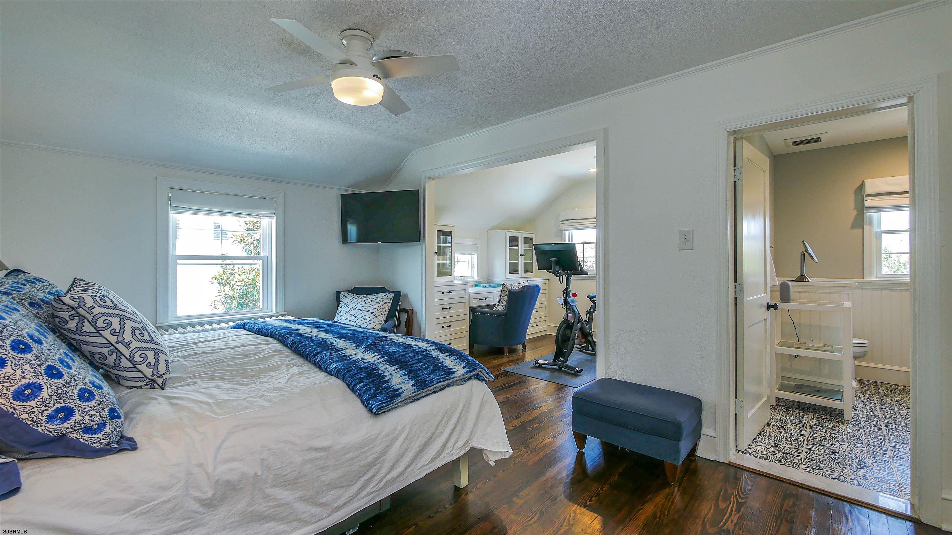 118 Pinnacle Road Ocean City, NJ 08226 - Photo 33 of 49 a spacious bedroom with a bed and window