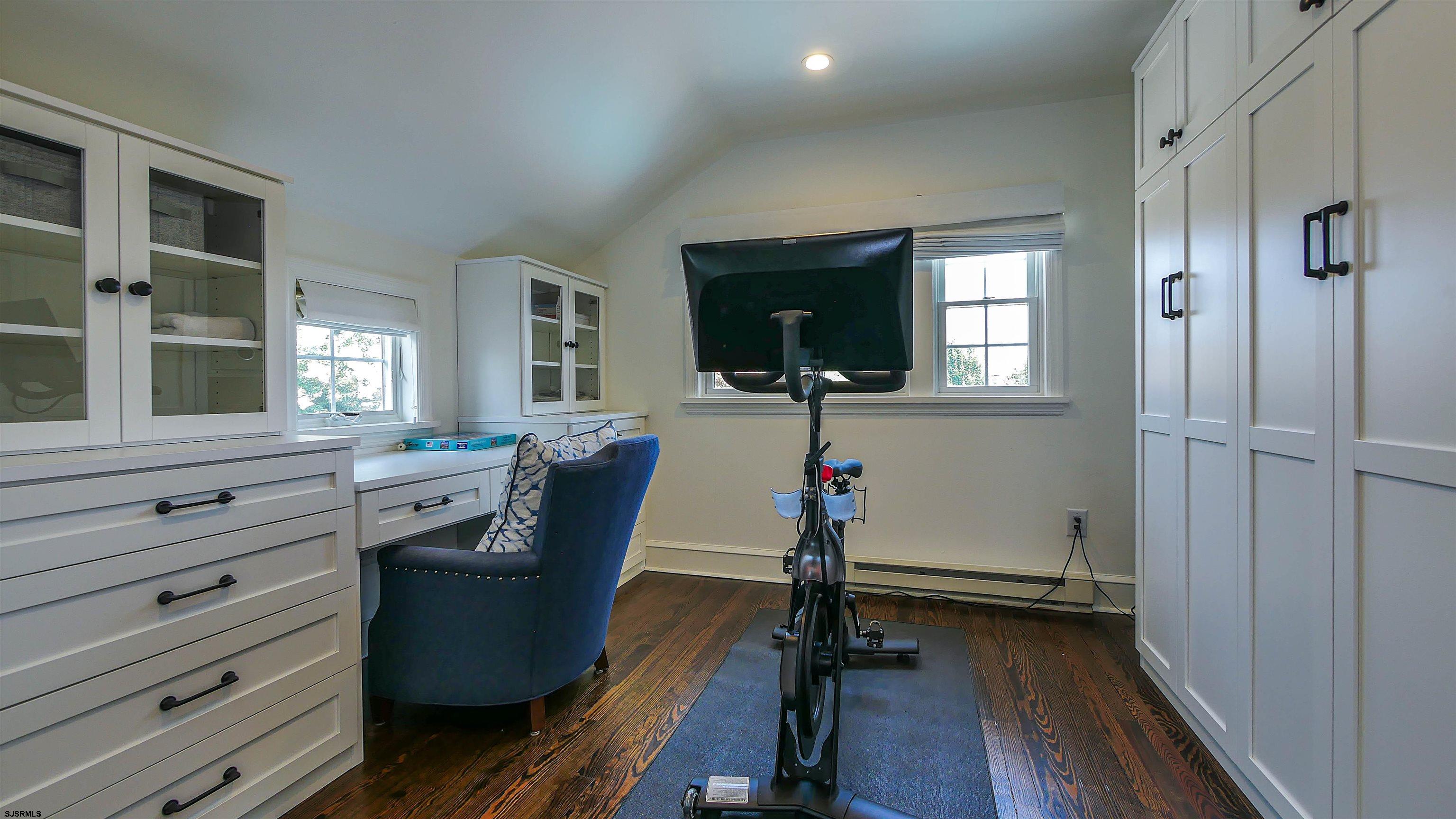 118 Pinnacle Road Ocean City, NJ 08226 - Photo 36 of 49 a room that has a dresser and a chair in it