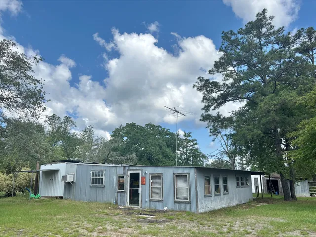 a view of a house with backyard and garden