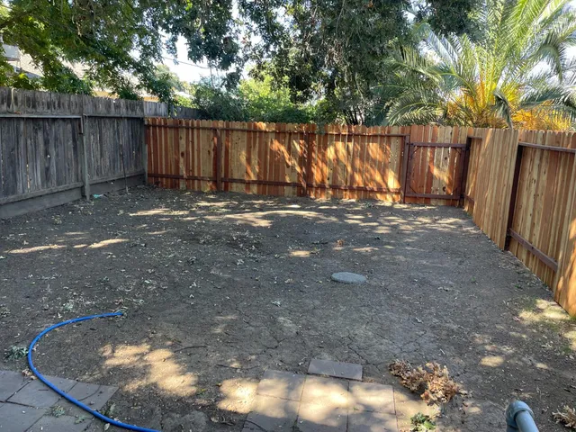 a view of a backyard