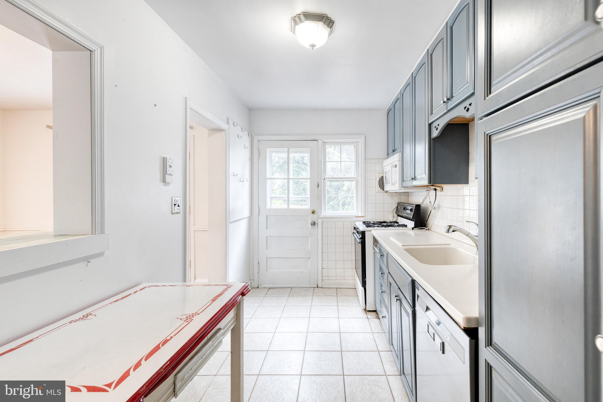 934 Radcliffe Road Towson, MD 21204 - Photo 11 of 25 Kitchen